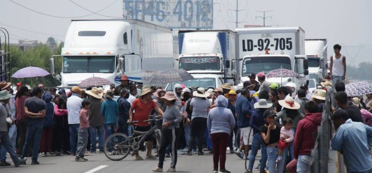 Habitantes de Puebla logran sellar un pozo para extracción de agua; tras bloquear 6 horas la autopista