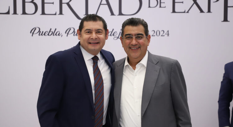 Reconocen Sergio Salomón y Alejandro Armenta papel de periodistas en Puebla