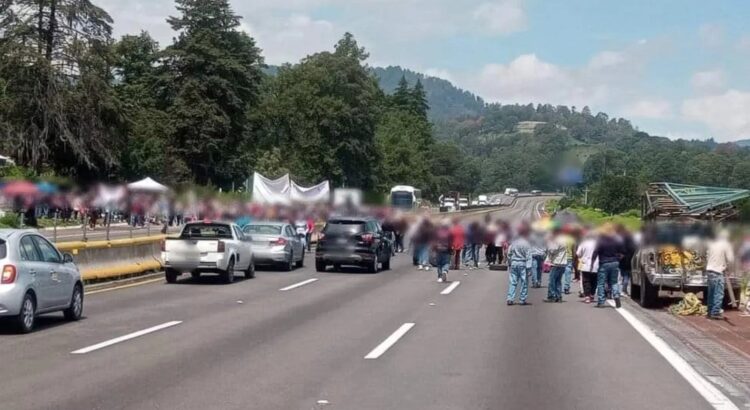 Continúa el bloqueo en la autopista México-Puebla