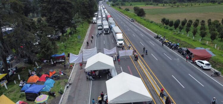 Bloqueo en autopista México-Puebla causa desabasto y pérdidas económicas