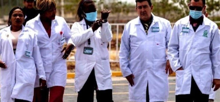 Médicos cubanos llegan a México para trabajar en hospitales del IMSS Bienestar Médicos cubanos llegan a México para trabajar en hospitales del IMSS Bienestar
