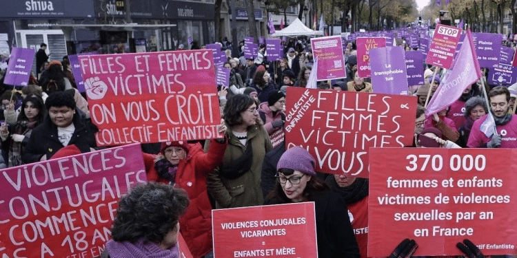 Miles marcharon en Francia contra la violencia hacia las mujeres