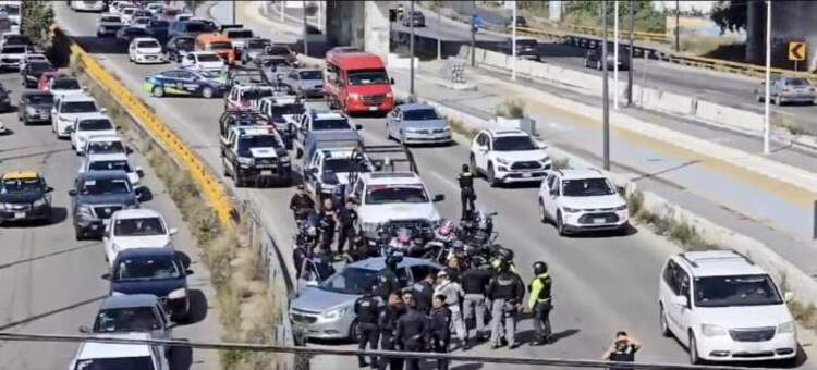 Persecución y balacera en Periférico Ecológico culmina con dos detenidos y caos vial en Puebla