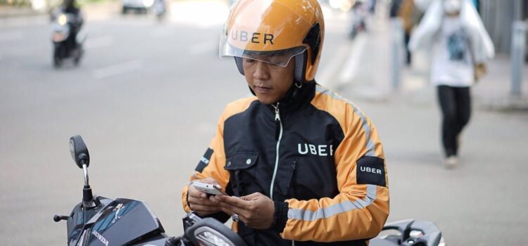 Gobierno de Puebla denuncia a Uber por transportar pasajeros en moto