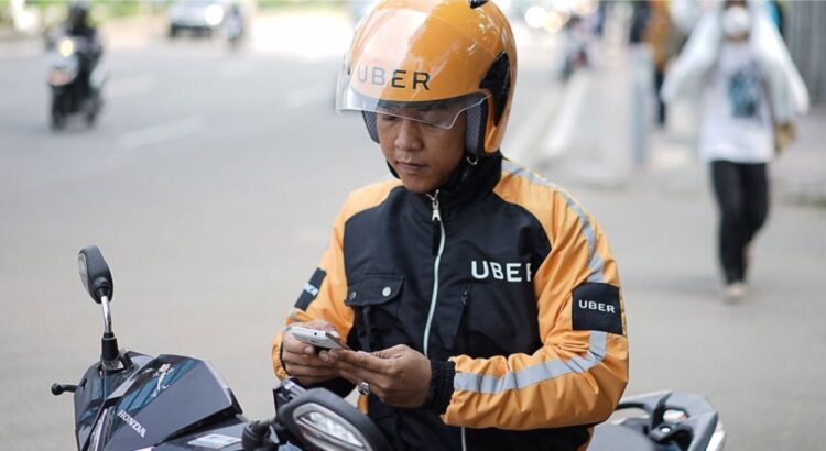 Gobierno de Puebla denuncia a Uber por transportar pasajeros en moto