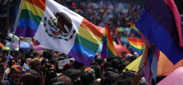 Comunidad LGBT+ en Puebla se ampara por omisión en presupuesto