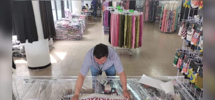 Liquidaciones y cierres en tiendas chinas en Puebla, ante operativos del gobierno