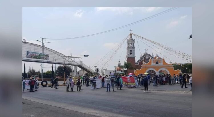 Pueblos originarios bloquean la Puebla-Atlixco, exigen inclusión