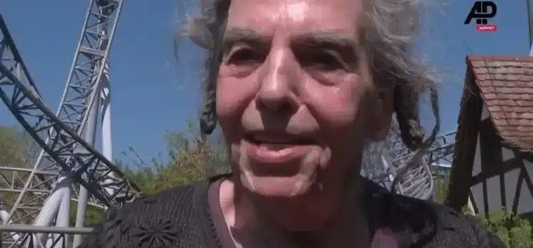 Octogenaria mujer asegura que subirse a la montaña rusa le alivia el dolor de espalda