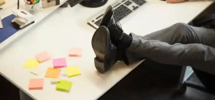 Jóvenes pagan por fingir que trabajan Jóvenes pagan por fingir que trabajan