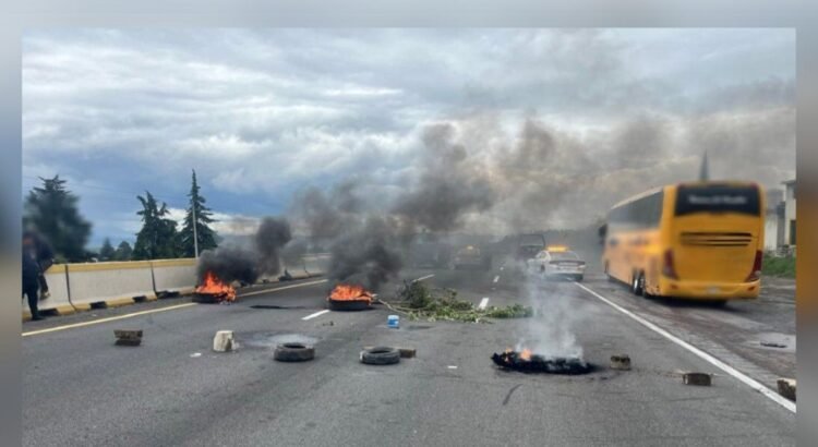Bloqueo en autopista México-Puebla por adeudo en Santa Rita
