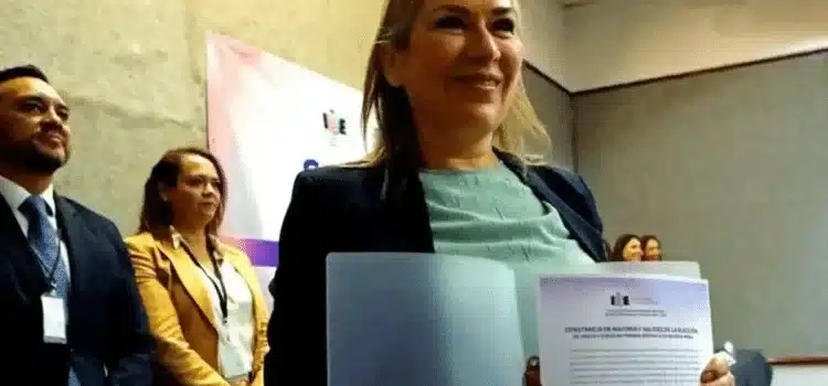 Exabogada del “Chapo” recibe su constancia de mayoría