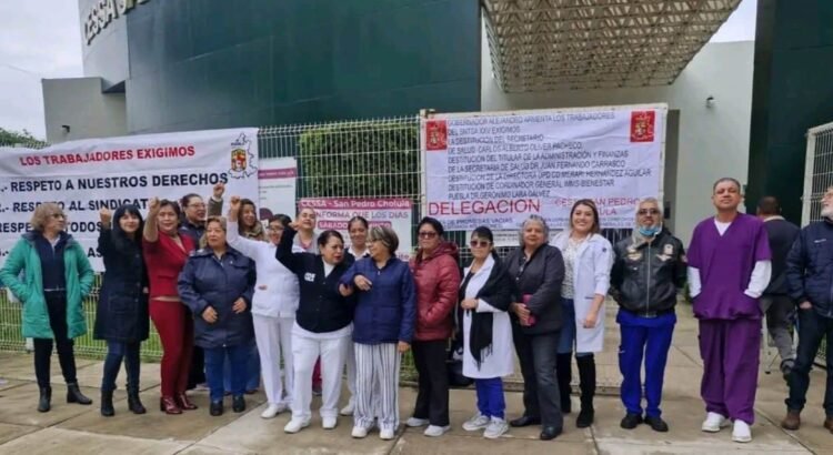 Carencias críticas en hospitales públicos, personal de salud protesta en Puebla