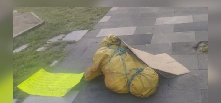 Cadáver con mensajes amenazantes causa alarma en el centro de Puebla