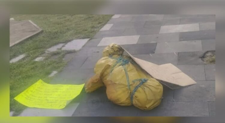 Cadáver con mensajes amenazantes causa alarma en el centro de Puebla