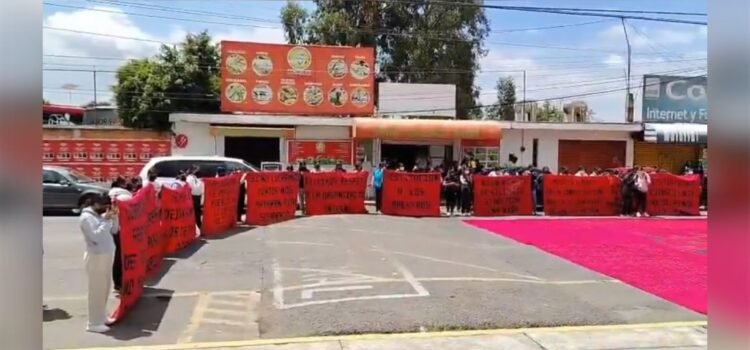 Padres y normalistas presionan a la SEP de Puebla por docentes y acuerdos pendientes