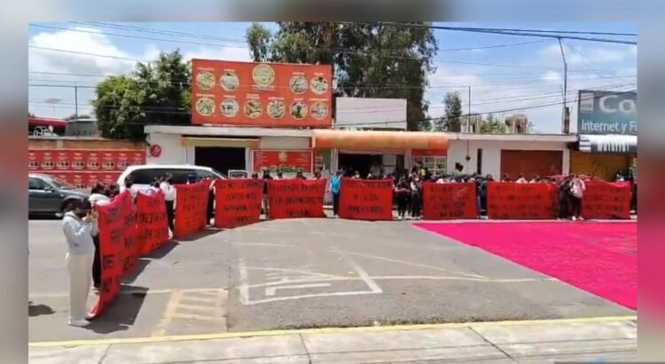 Padres y normalistas presionan a la SEP de Puebla por docentes y acuerdos pendientes