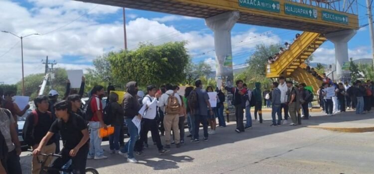 Paro estudiantil en el ITT de Tehuacán continúa sin solución Paro estudiantil en el ITT de Tehuacán continúa sin solución