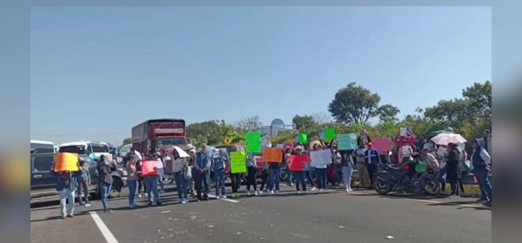 Protesta por maestra desaparecida paraliza la autopista Puebla-Atlixco Protesta por maestra desaparecida paraliza la autopista Puebla-Atlixco
