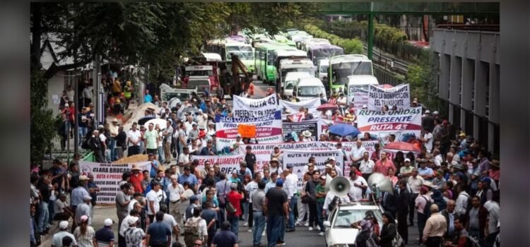 Protestas simultáneas colapsan vialidades en Puebla Protestas simultáneas colapsan vialidades en Puebla