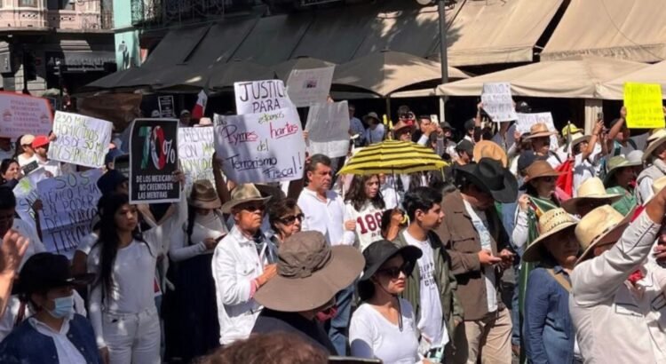 Más adultos que jóvenes y tensiones enmarcan la marcha de la “Generación Z” en Puebla Más adultos que jóvenes y tensiones enmarcan la marcha de la “Generación Z” en Puebla