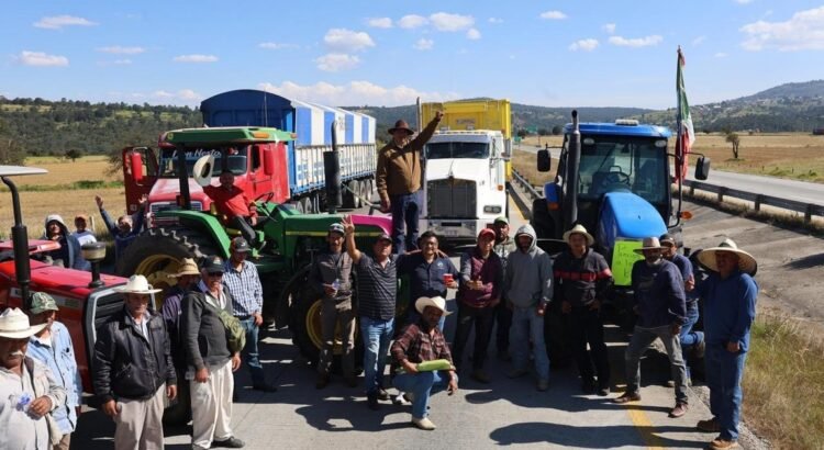 Casi 8 millones de dólares se pierden cada día por cierres viales en Puebla