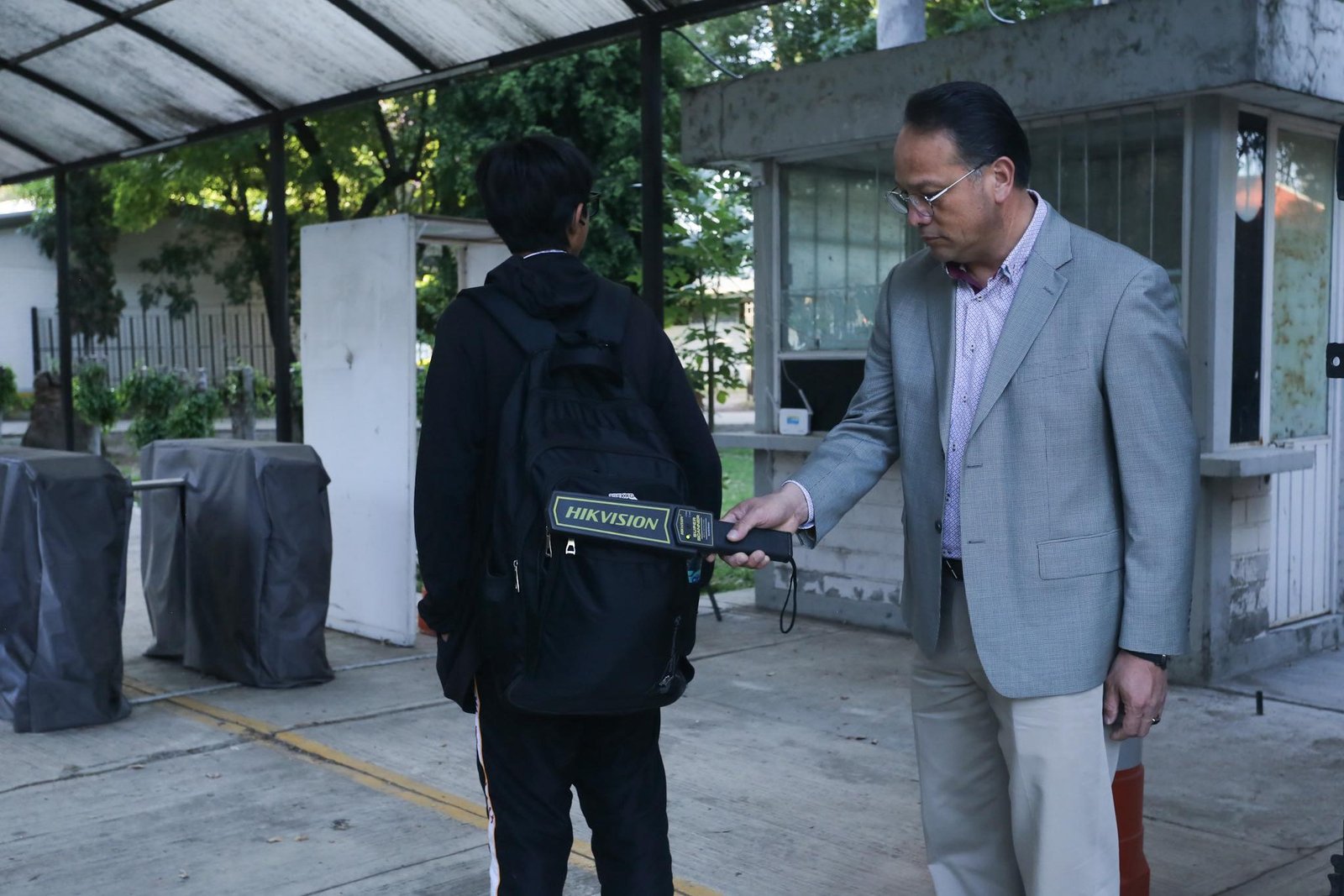 SEP descarta detectores de metales en escuelas, ante reto de tiroteos