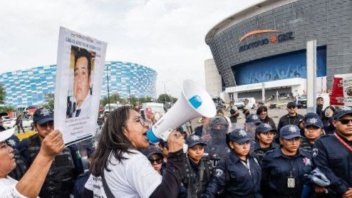 200 policías frenan protesta de madres buscadoras en el Cuauhtémoc
