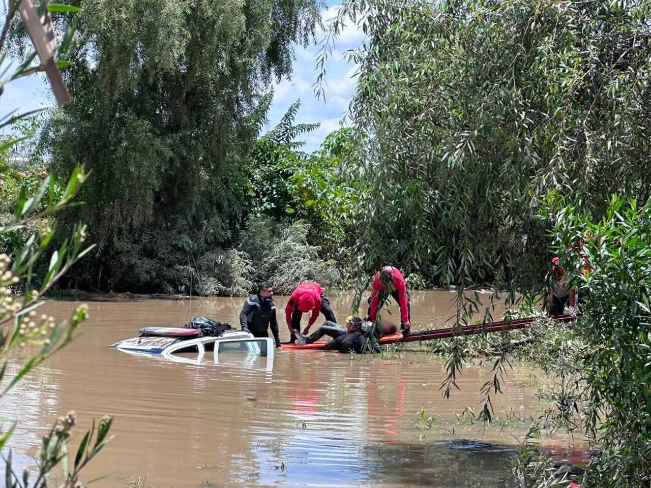 Mueren tres mujeres tras ser arrastrada patrulla por el río Atoyac en Puebla