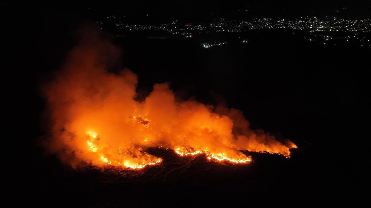 Incendio en basurero de Acatlán obliga a reforzar operativo; prevén combate prolongado