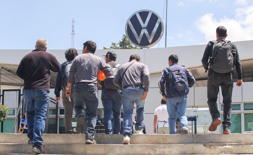 Advierten impacto por despidos en Volkswagen Puebla
